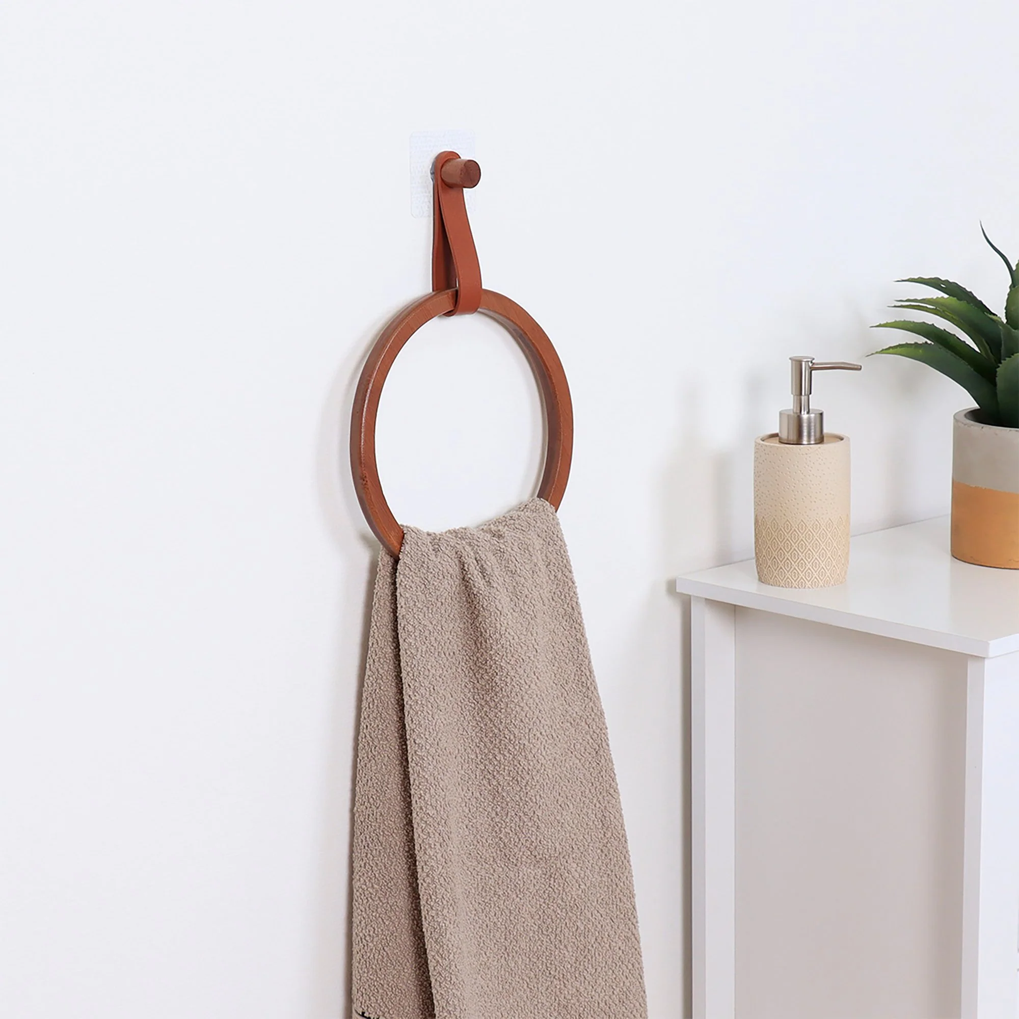 Porte serviette rond en bambou et lanière en cuir terracotta