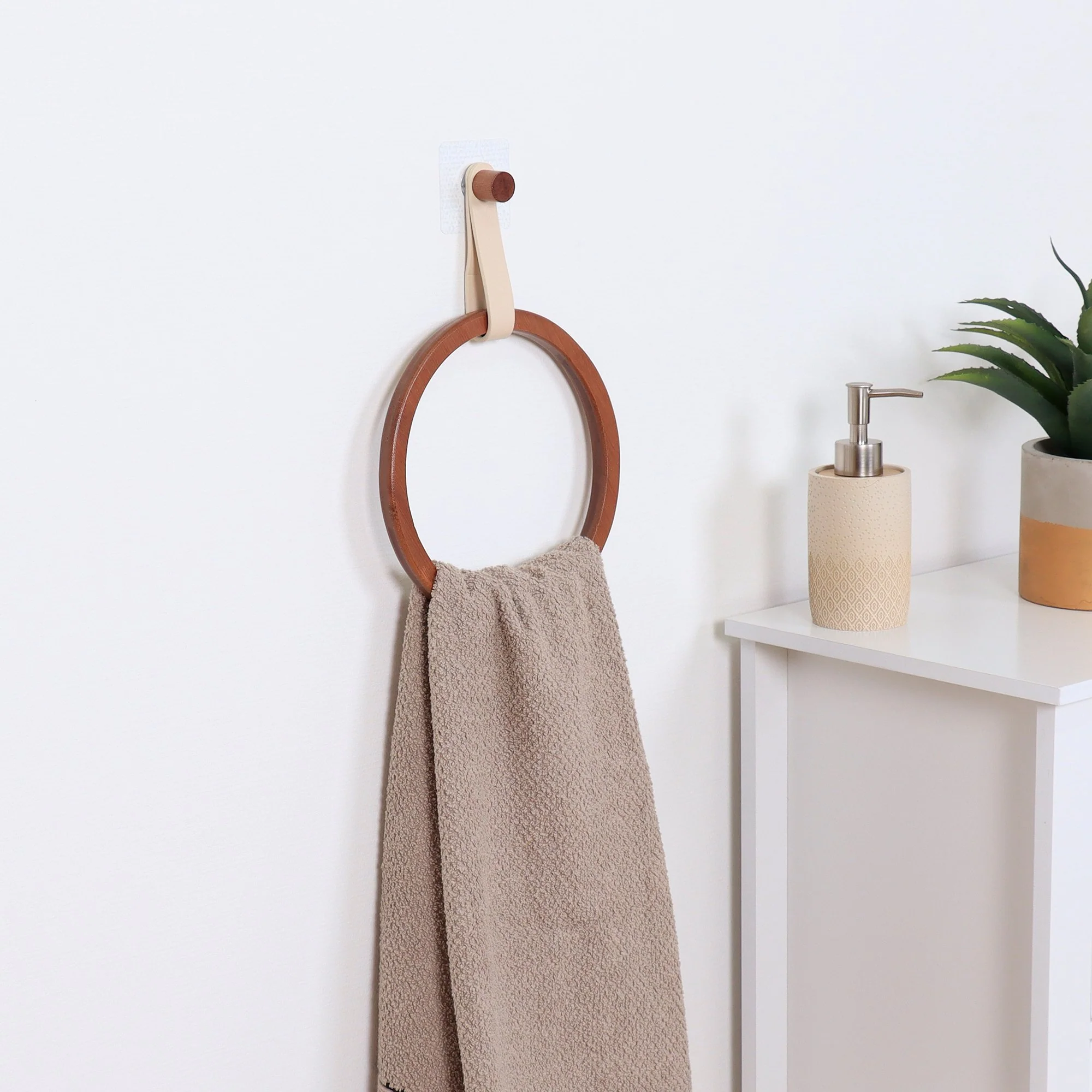 Porte serviette rond en bambou et lanière en simili cuir beige